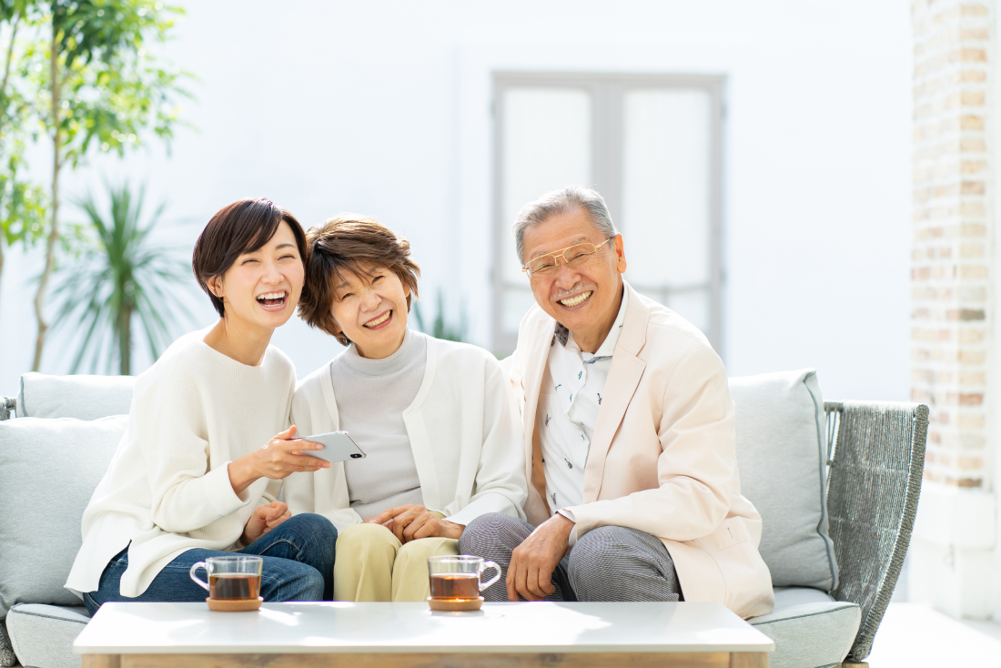 笑いあう家族